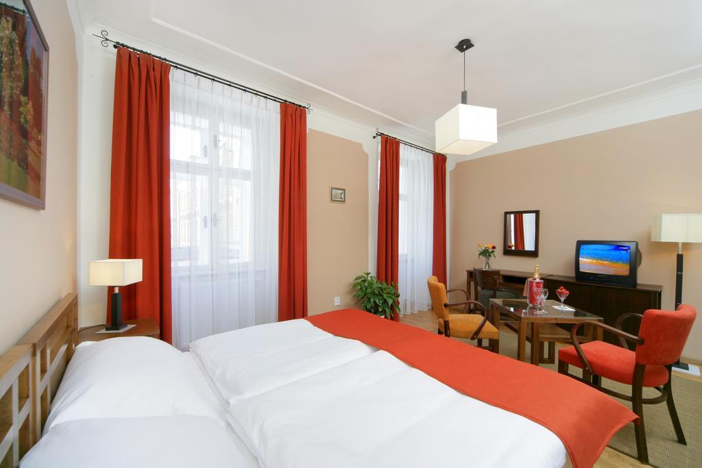 尤兹沃努酒店 弗尔赫拉比 客房 照片